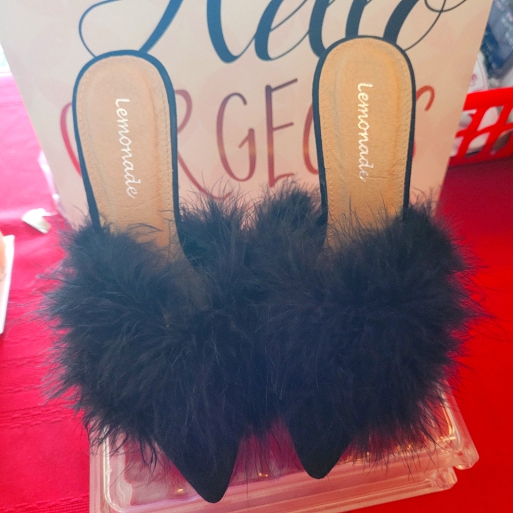 High heel shoes with feathers